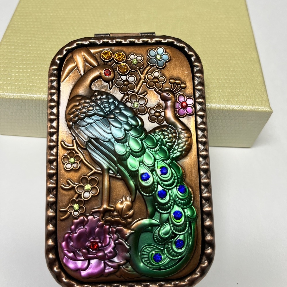 Mirror, double in bronze metal case. Vivid 3D peacock on lid. 2" x 3.5” NIB. - Picture 2 of 12
